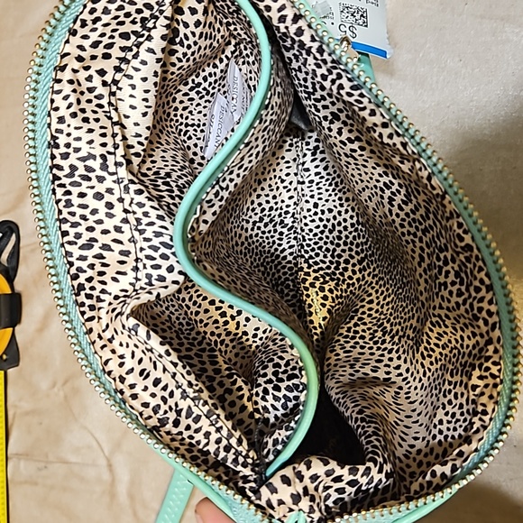 New mint green vegan leather crossbody purse with 3 outer & inner pockets - Picture 8 of 8